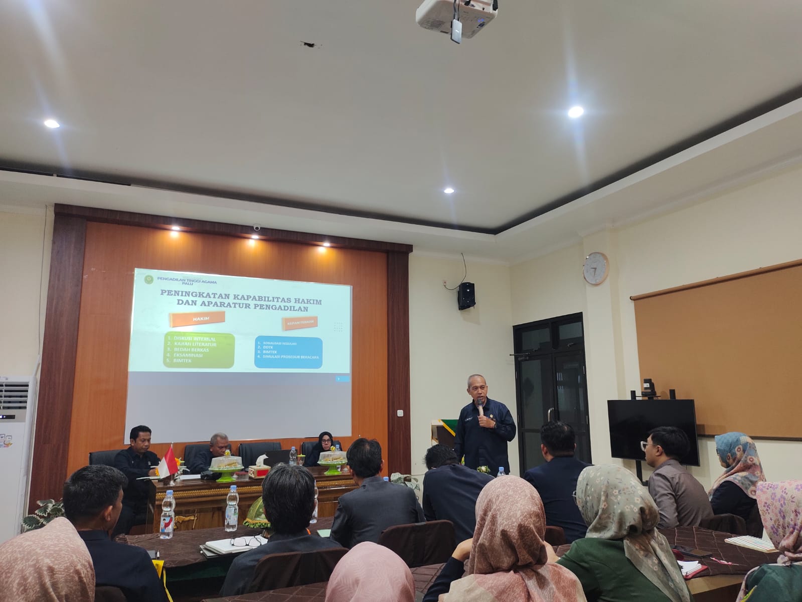 2 WAKIL KETUA PENGADILAN TINGGI AGAMA PALU BERSAMA TIM MENGADAKAN KEGIATAN KOORDINASI DAN PEMBINAAN PADA PENGADILAN AGAMA DONGGALA