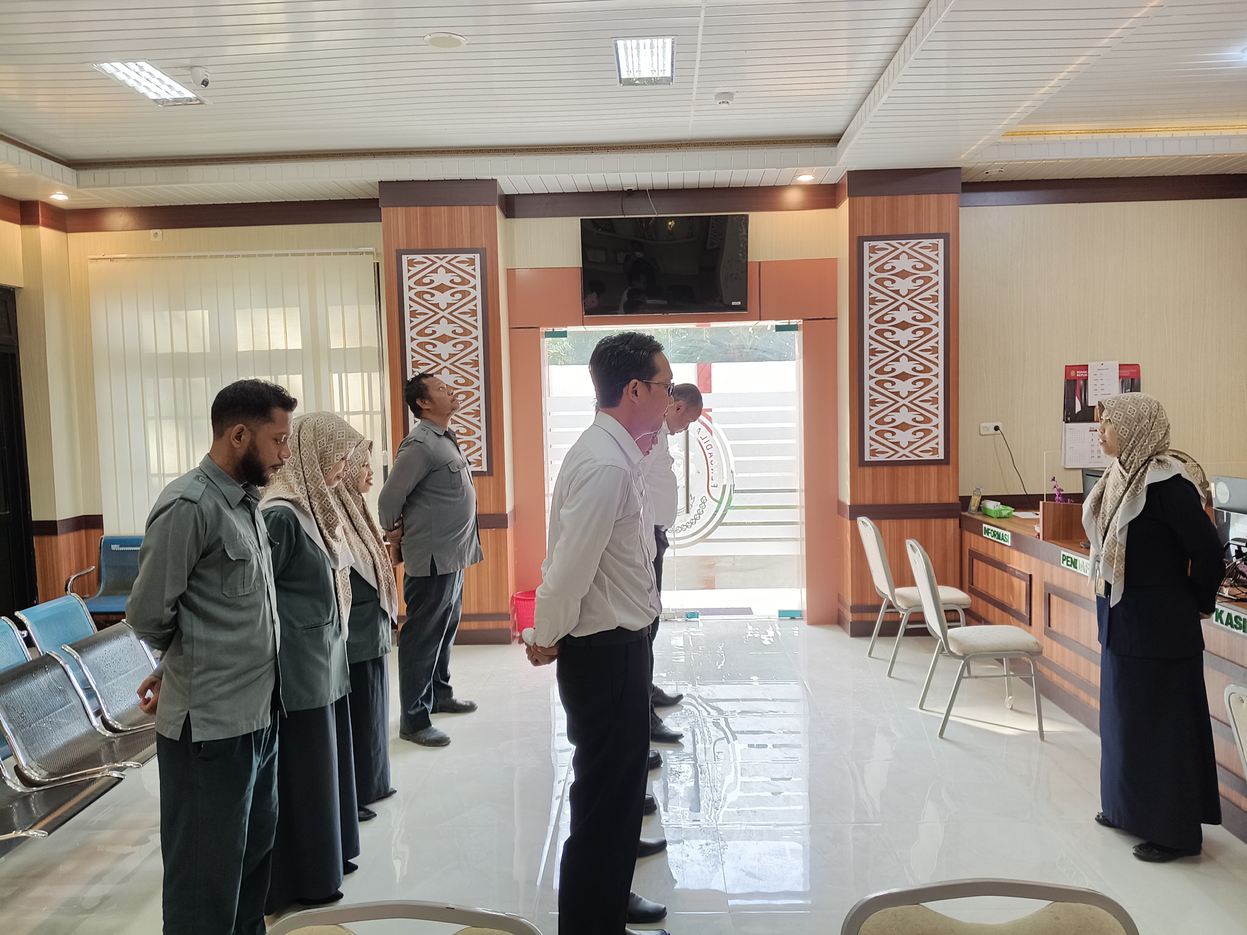 2 Kasubbag PTIP PA Banggai Berikan Briefing kepada Petugas PTSP Resepsionis Posbakum dan Security