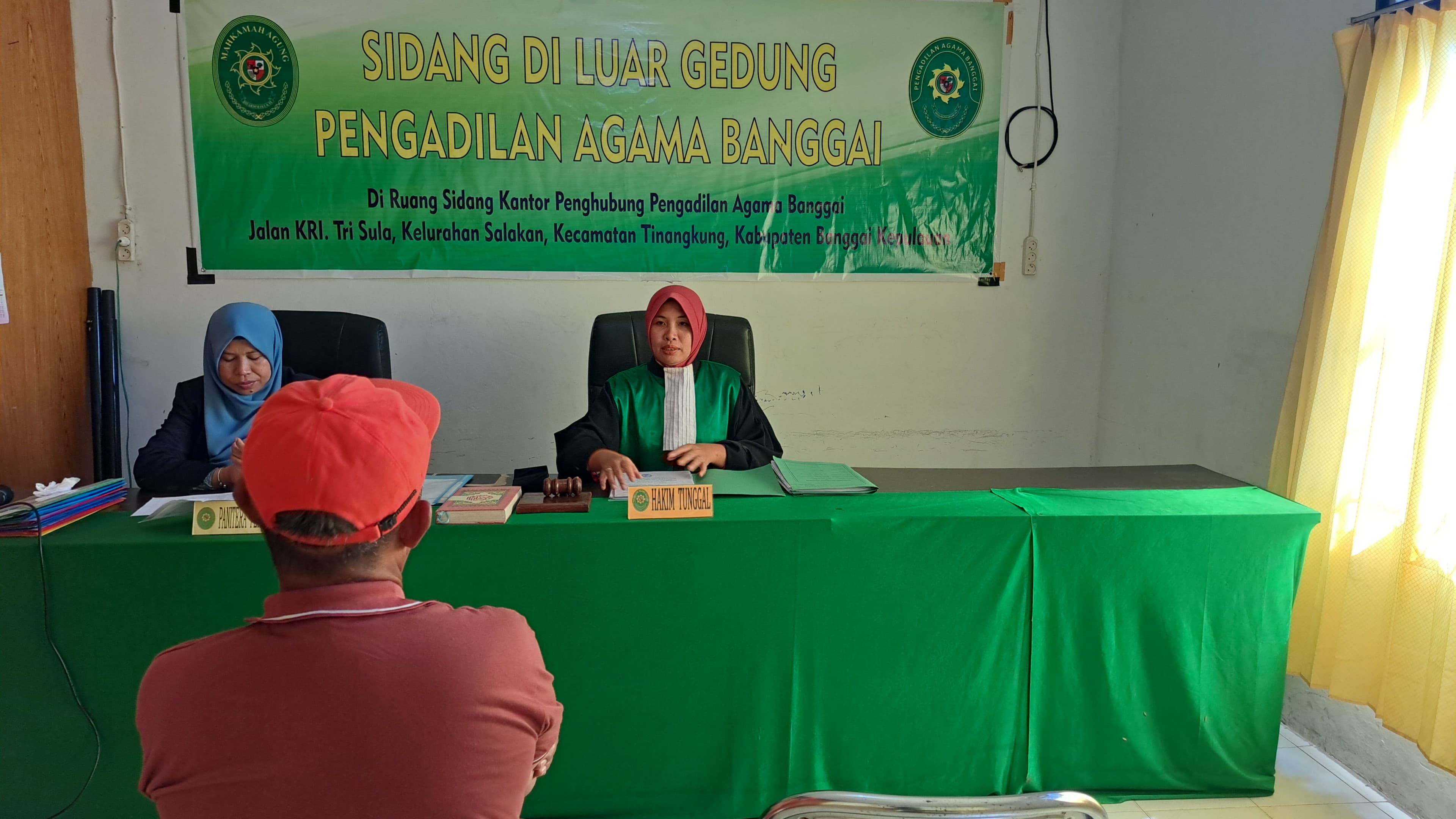 2 Sidang di Luar Gedung Pengadilan Agama Banggai