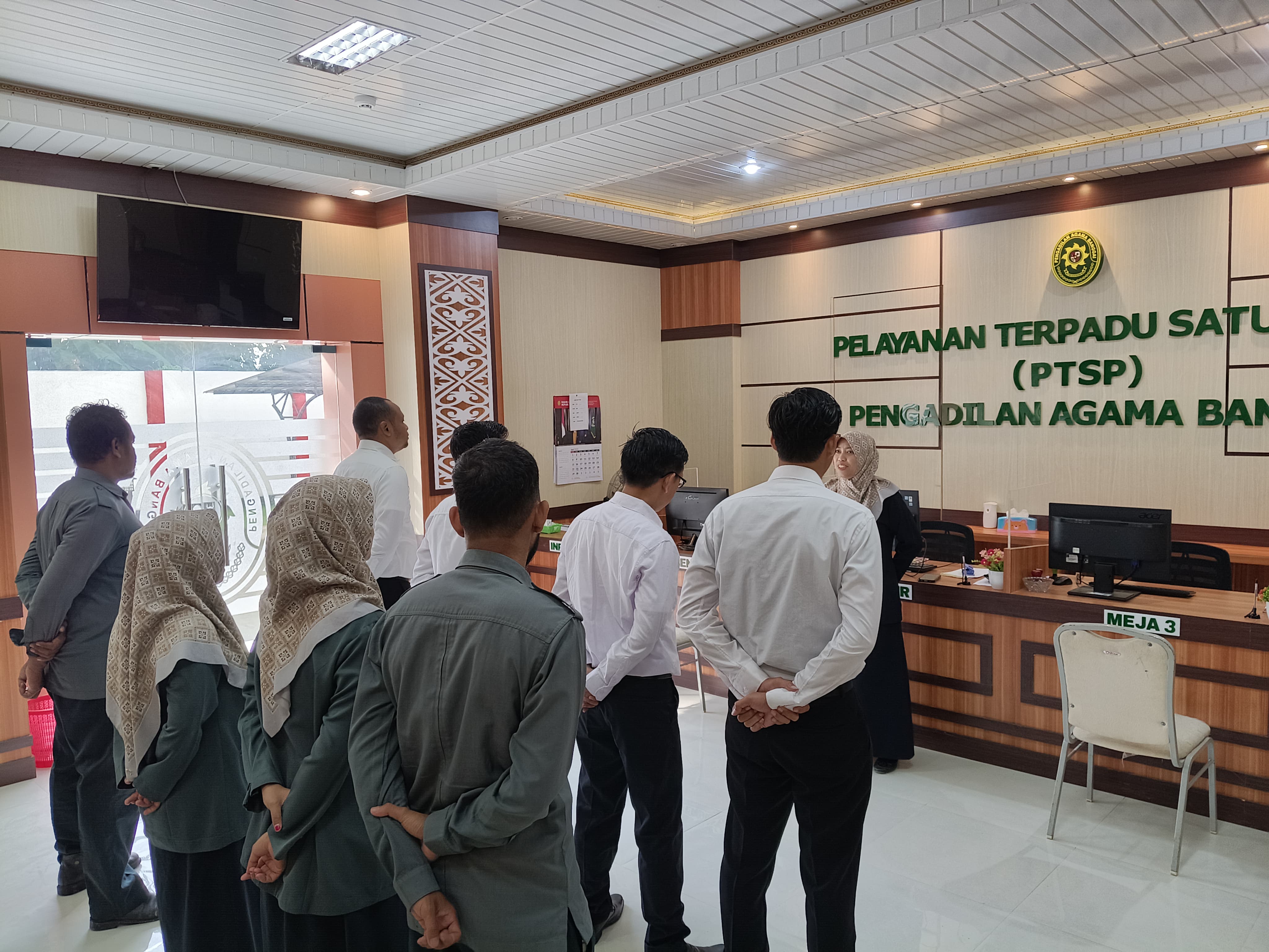3 Kasubbag PTIP PA Banggai Berikan Briefing kepada Petugas PTSP Resepsionis Posbakum dan Security
