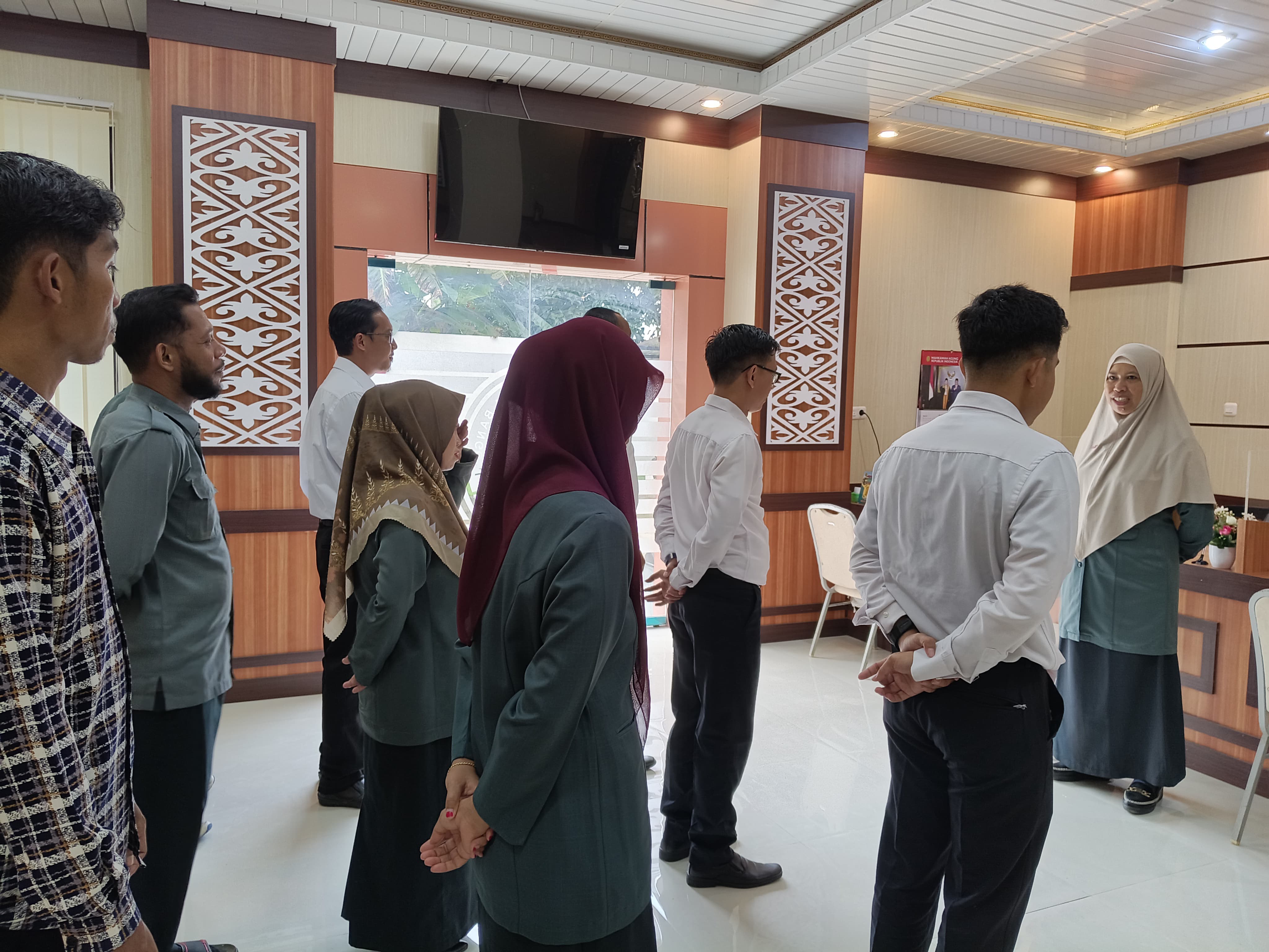 3 Panitera PA Banggai Berikan Briefing kepada Petugas PTSP