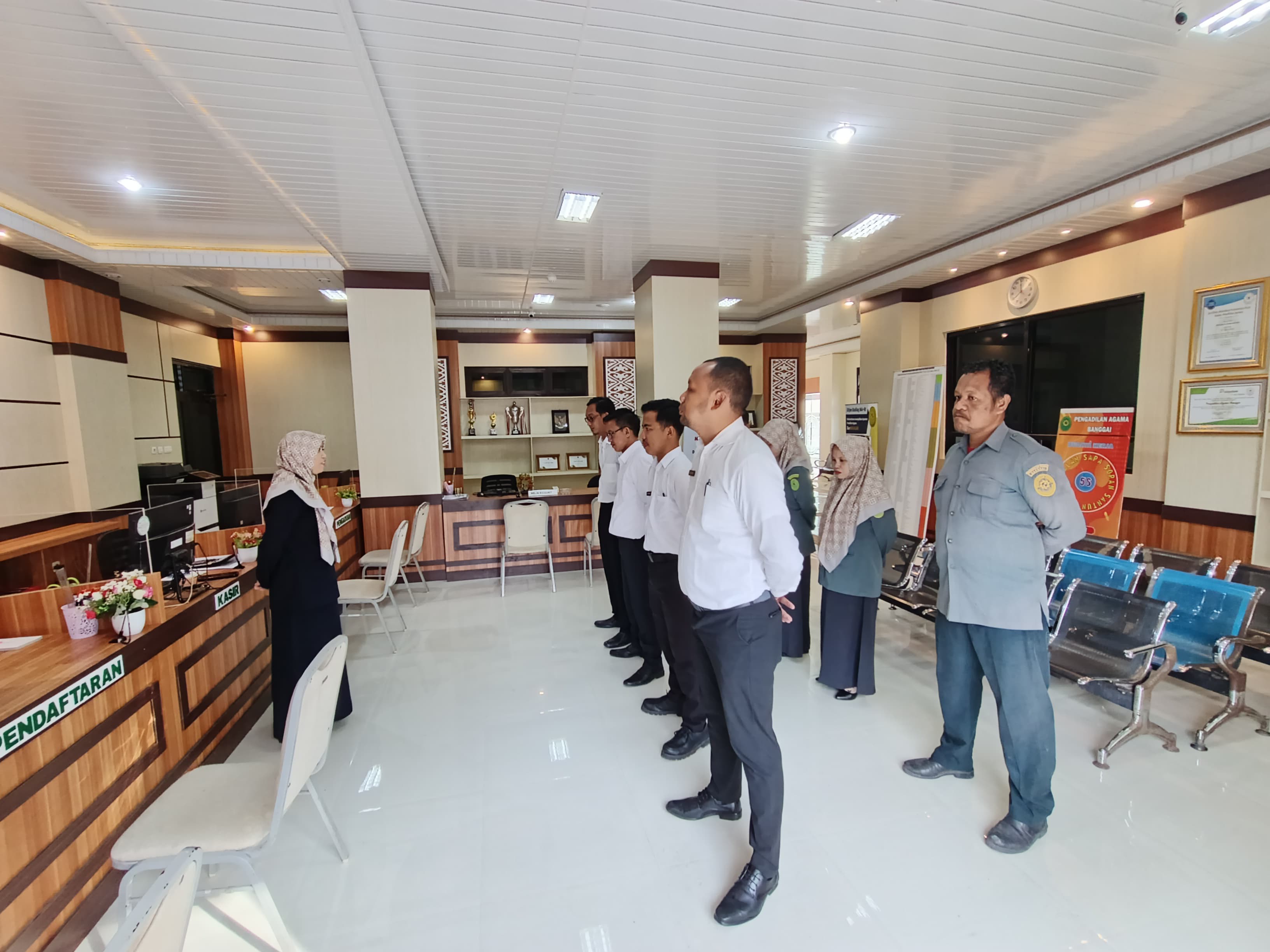 4 Kasubbag PTIP PA Banggai Berikan Briefing kepada Petugas PTSP Resepsionis Posbakum dan Security