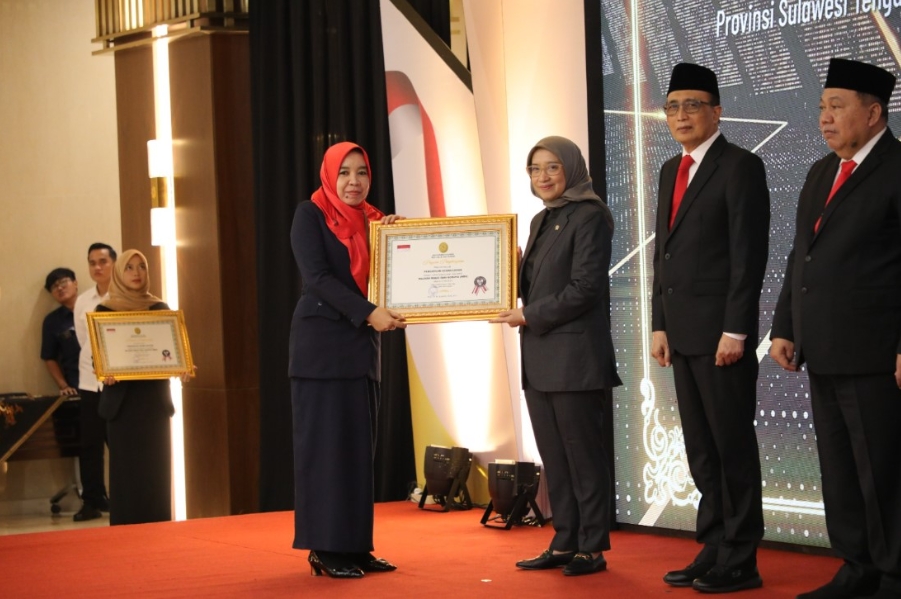 1 PENGADILAN AGAMA LUWUK MENDAPATKAN PENGANUGERAHAN UNIT KERJA BERPRESTASI